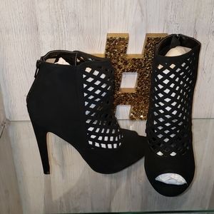 Black Pumps